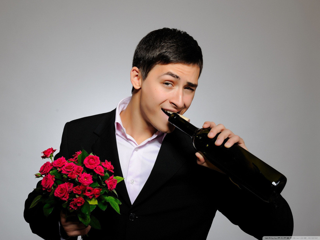 man_with_flowers_and_wine_bottle-wallpaper-1400x1050